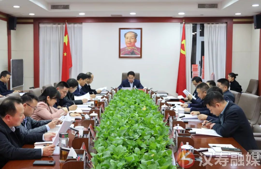 周功表主持召开2023年第三十一次县委常委会（扩大）会议
