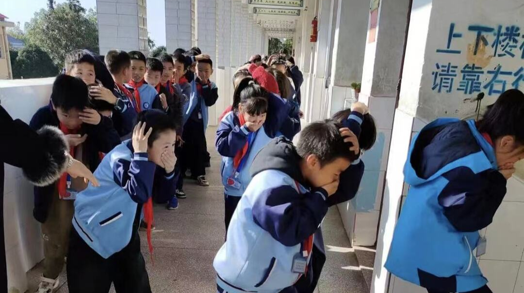 【打好安全生产巩固提升仗】汉寿县军山铺镇小学开展防震减灾应急疏散演练