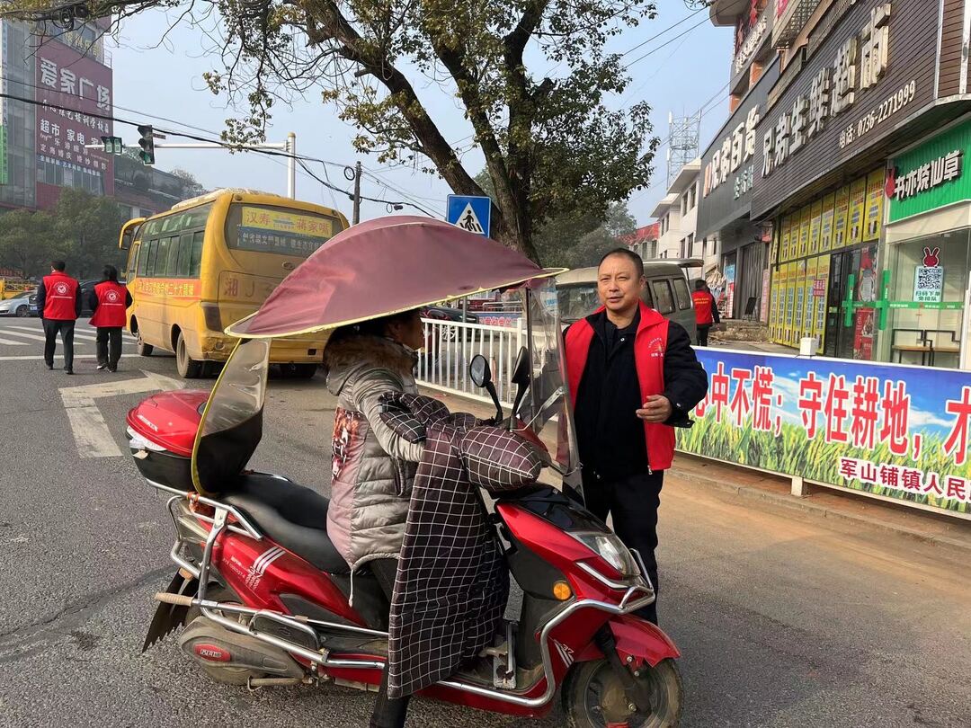汉寿县军山铺镇开展道路交通安全暨马路市场整治行动