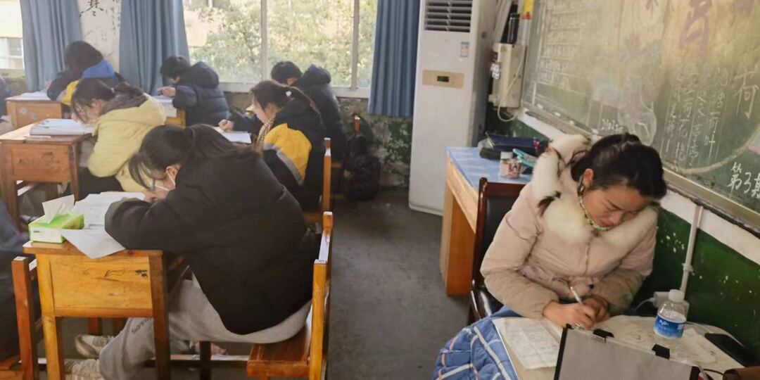 汉寿县詹乐贫中学开展“师生同考”教师业务知识考试