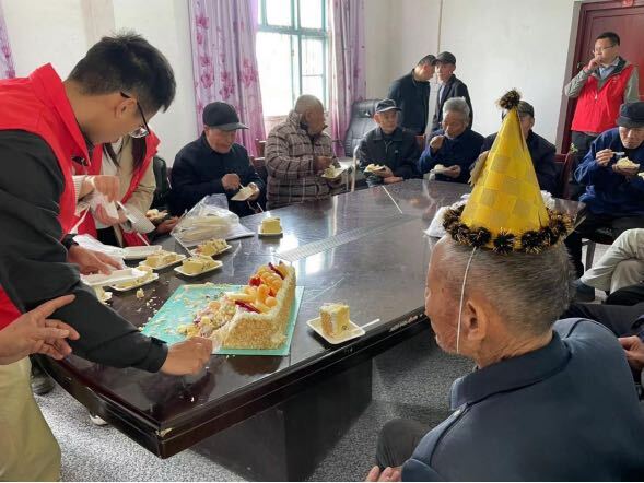 汉寿县坡头镇为敬老院老人举办集体生日会