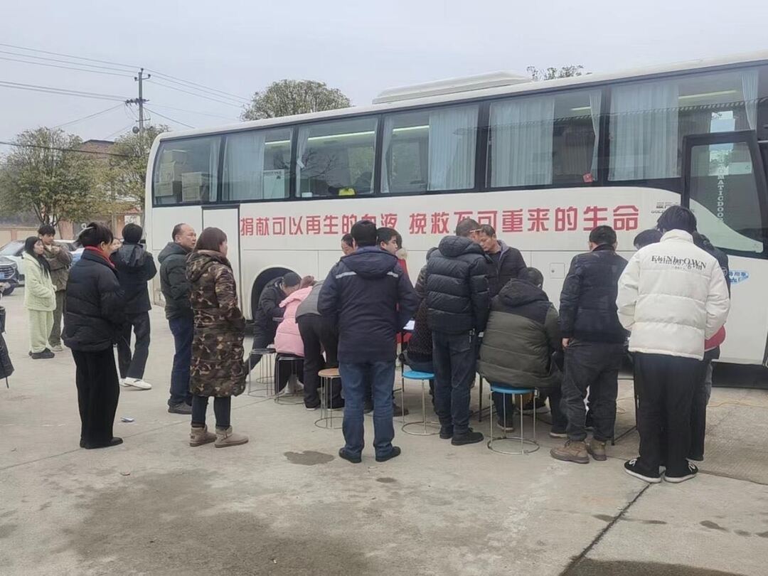 汉寿县崔家桥镇开展“冬日献血，情暖人心”的无偿献血活动