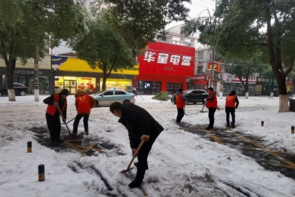 【抗击冰雪一线】汉寿县住房和城乡建设局积极开展扫雪铲冰行动