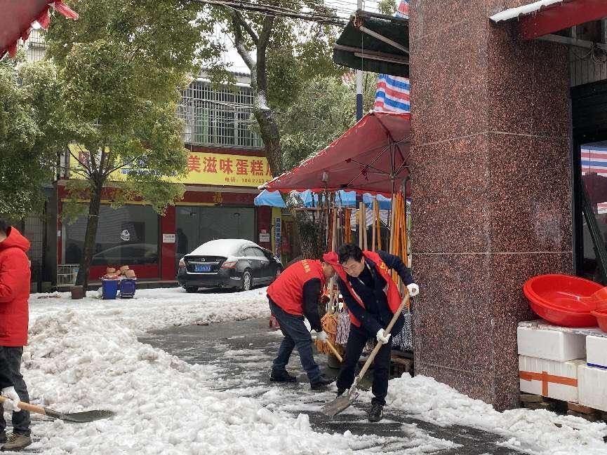 【抗击冰雪一线】汉寿县岩汪湖镇开展铲雪行动，铺就出行平安路