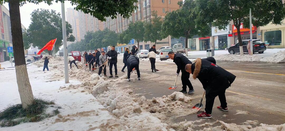 【抗击冰雪一线】汉寿县自然资源局开展“铲冰除雪保平安”党员志愿者行动