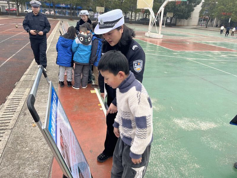 开学第一课:交警进校园 安全守护“点亮”开学季