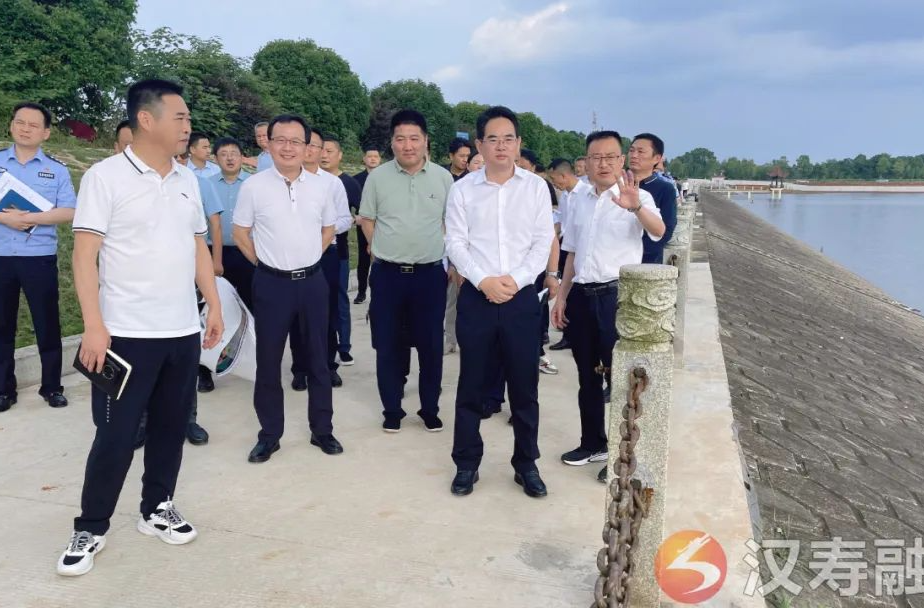 周功表在调研“清水湖杯”传统龙舟表演赛筹备工作时强调：要办出精彩、办出水平、办出成效