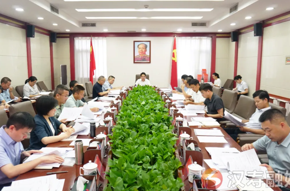 周功表主持召开2024年第二十二次县委常委会（扩大）会议
