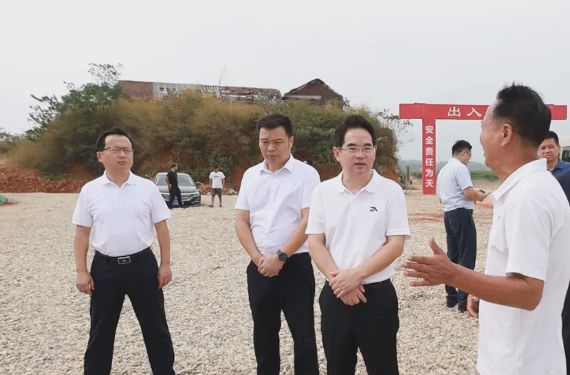 周功表调研蒋家嘴镇工业发展时强调：要解放思想、真抓实干，全力推进老工业基地振兴