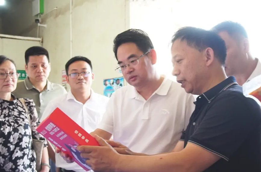 周功表调研外贸企业时强调：进一步优化营商环境，创新求变，大力拓展海外市场