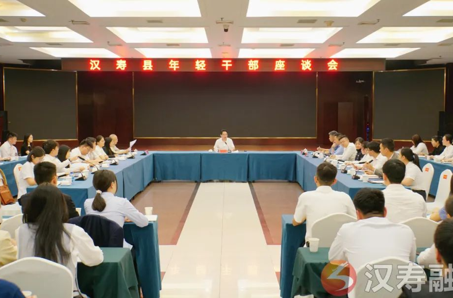 周功表寄语年轻干部：“吸足墨水”“肯洒汗水”“能忍泪水” 争做勇挑重担、堪当大任的栋梁之材