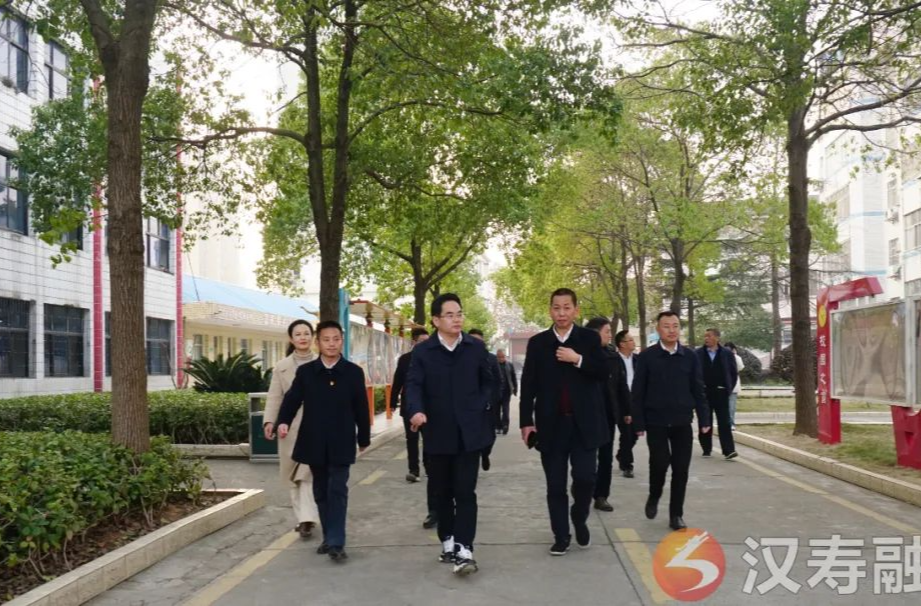 周功表深入学校调研指导工作：优化教育资源配置 强化校园规范管理