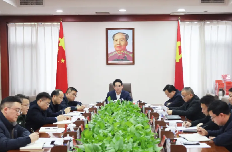 周功表主持召开2025年第六次县委常委会会议