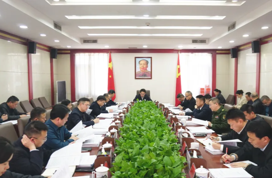 周功表主持召开县委常委会（扩大）会议