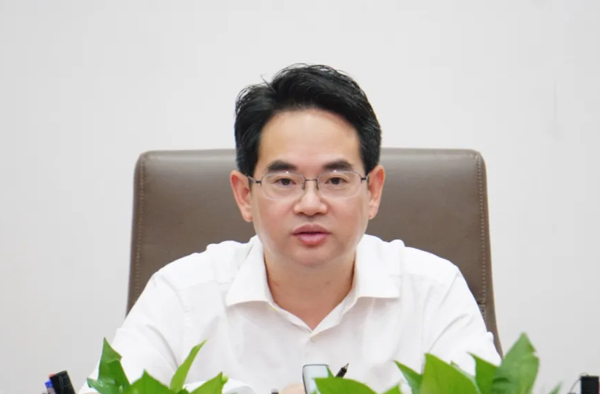 周功表主持召开县委常委会会议