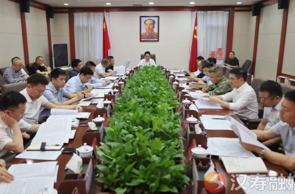 周功表主持召开县委常委会（扩大）会议