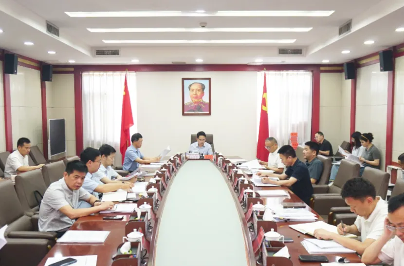 周功表主持召开县委常委会（扩大）会议