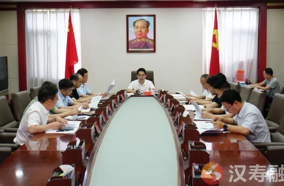 周功表主持召开县委常委会会议