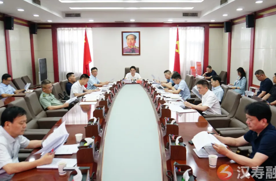 周功表主持召开县委常委会会议