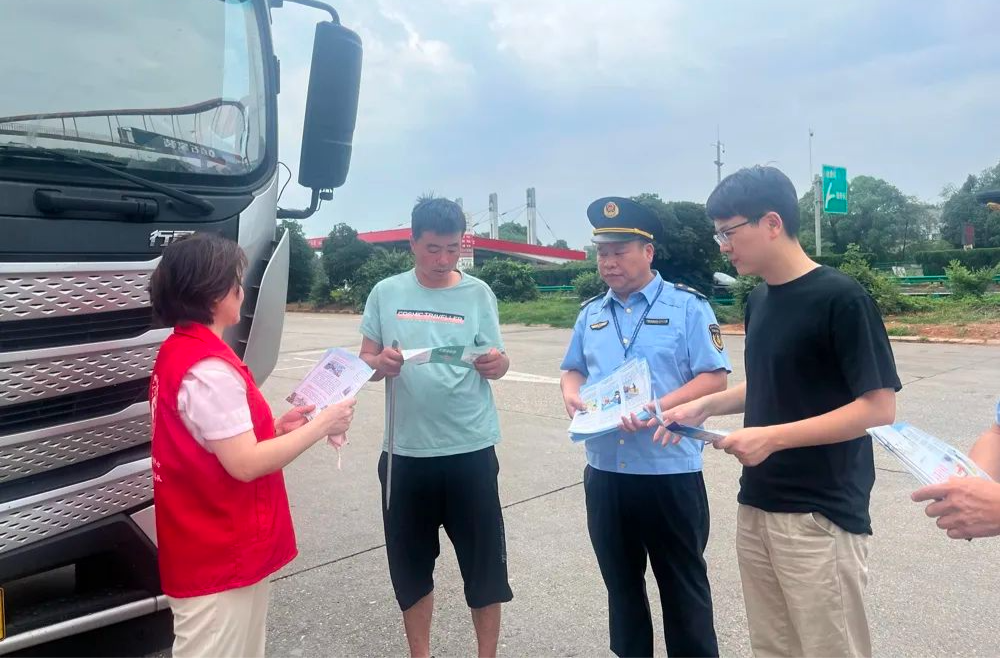 汉寿县公路建设养护中心：开展“爱路护路齐行动，共筑畅安幸福路”路政宣传月政务公开主题日活动