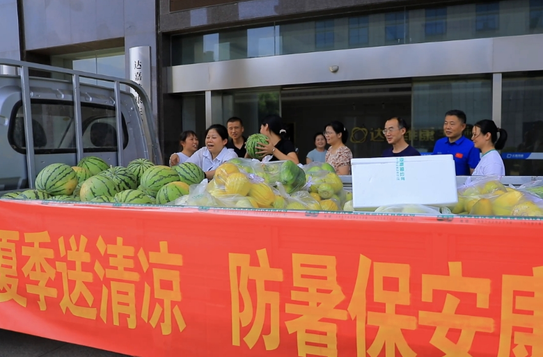 战高温 送清凉！汉寿县为一线劳动者送去防暑降温物资