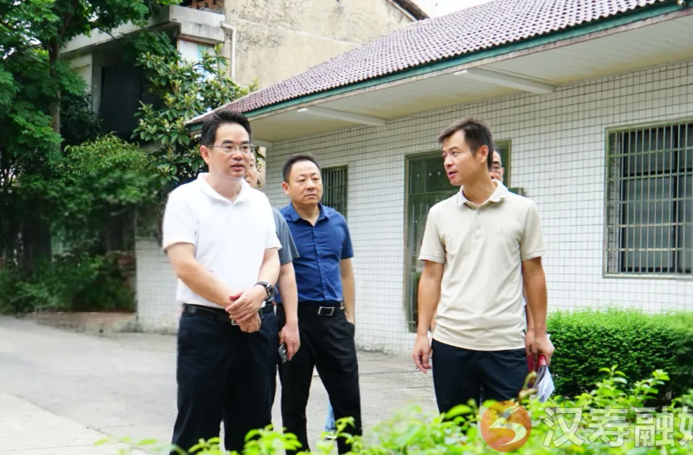 周功表在調(diào)研縣城區(qū)小街小巷更新改造工作時(shí)強(qiáng)調(diào)：進(jìn)一步暢通城市路網(wǎng)“毛細(xì)血管” 完善群眾出行“最后一百米”