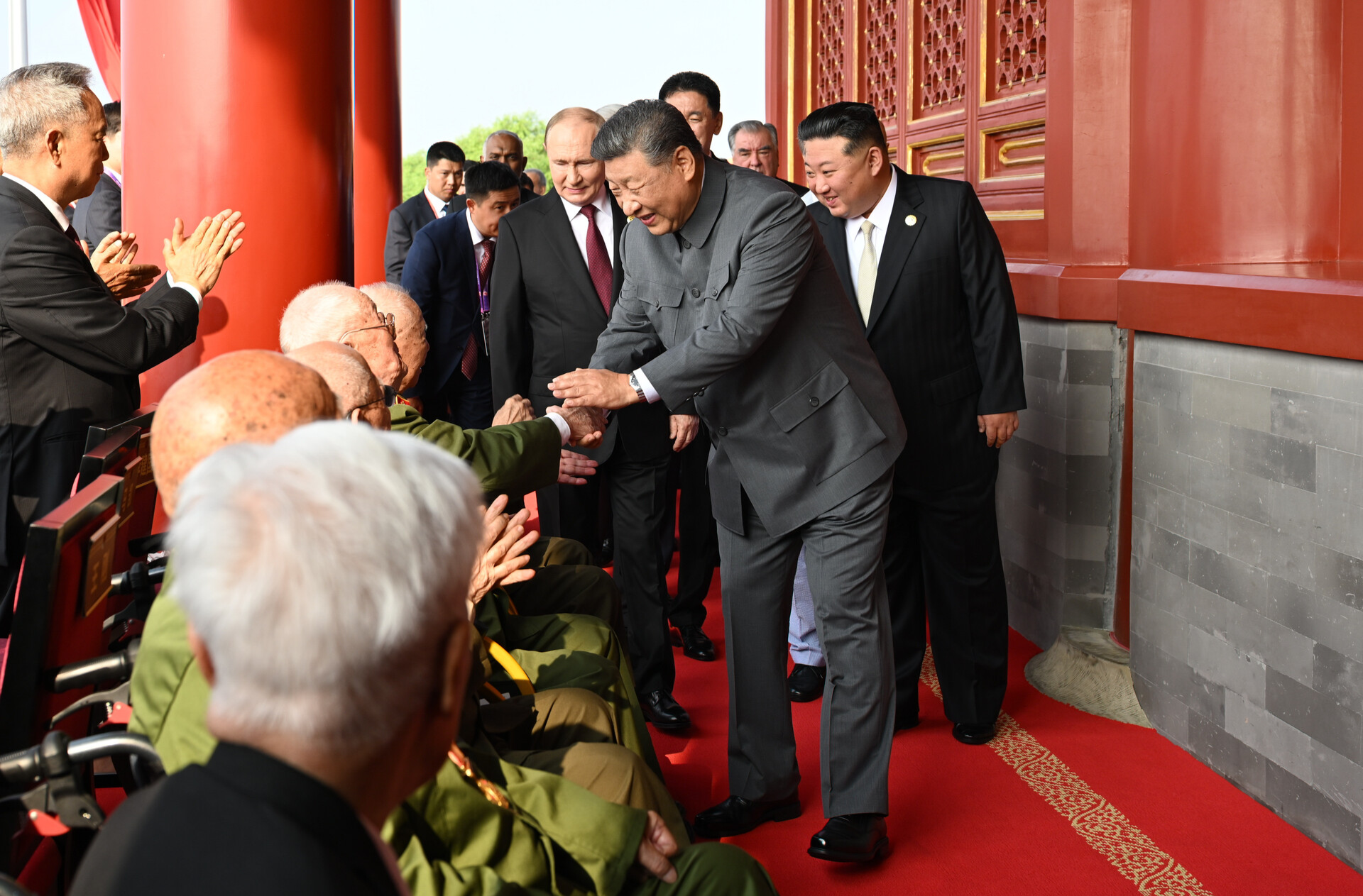 微镜头·习近平总书记同抗战老战士老同志亲切握手 | 这一握，情深意重
