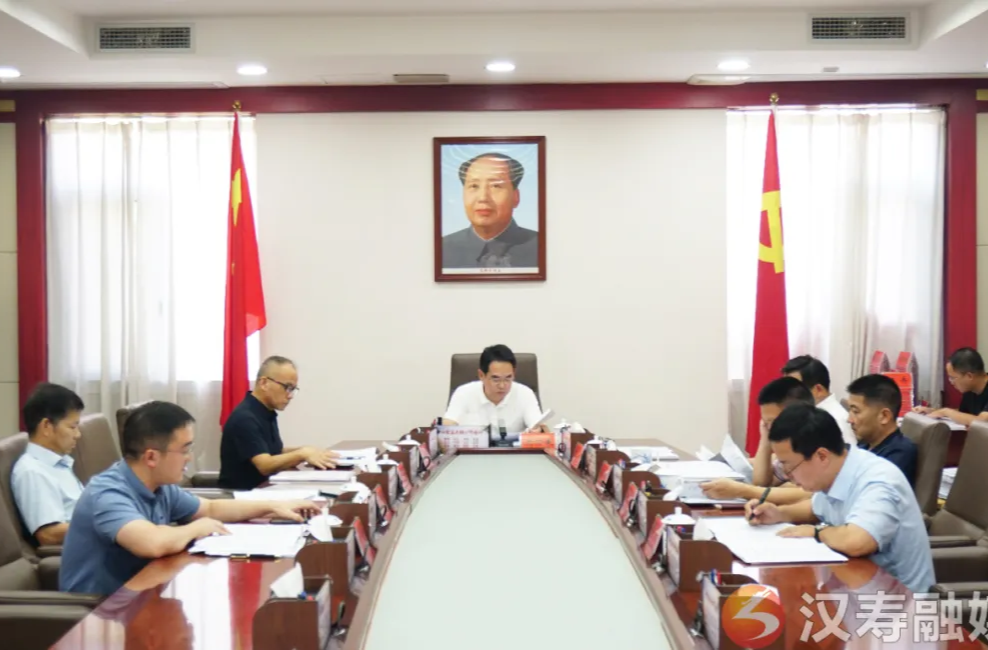 周功表主持召开县委常委会会议