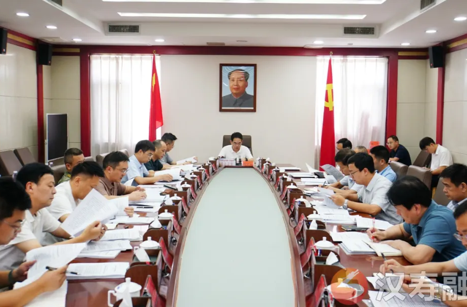 周功表主持召開(kāi)縣委常委會(huì)會(huì)議