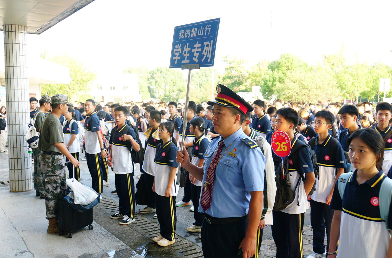 汉寿南站：红色专列连番启行 载学生打卡韶山