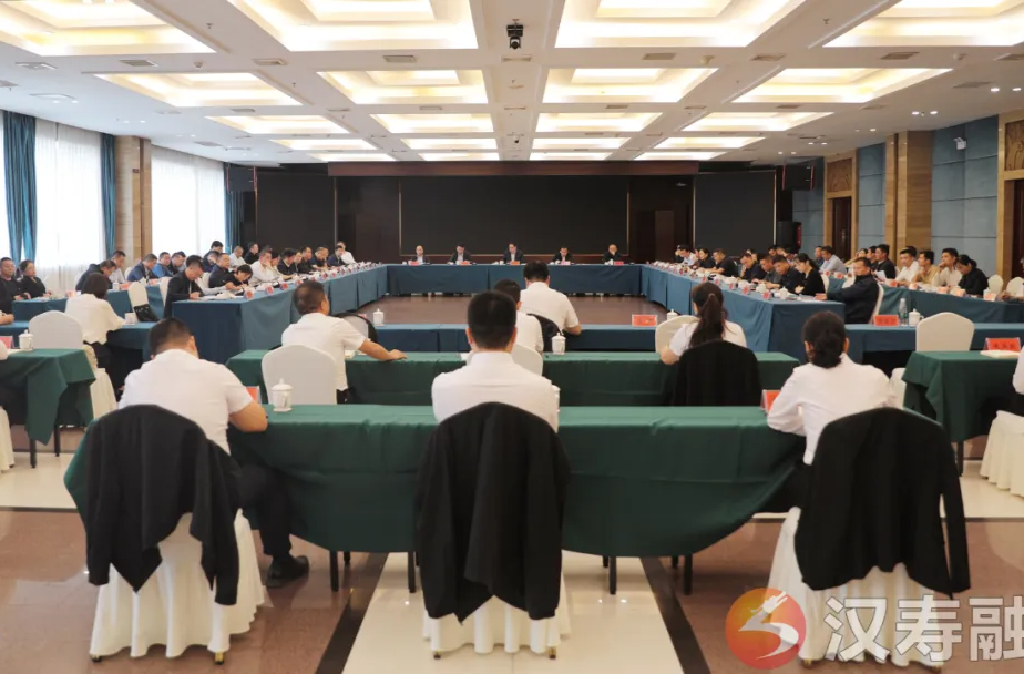 周功表主持召开年轻干部座谈会