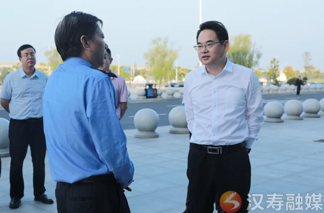 周功表督导“双节”氛围营造工作