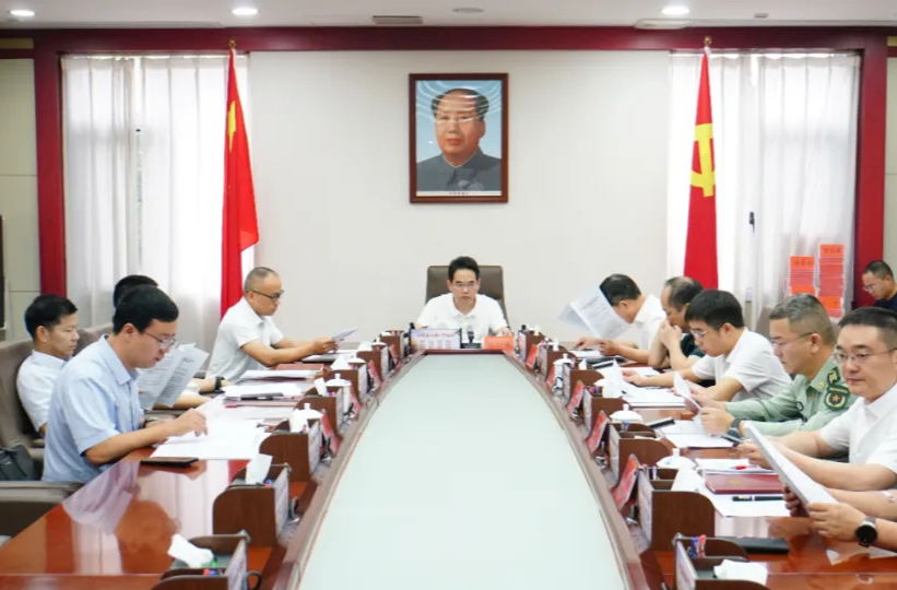 周功表主持召开县委常委会会议