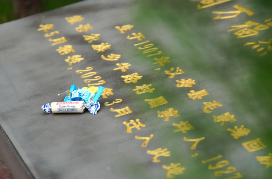 最甜祭品，最好传承！红领巾兄弟的无声礼赞全网动容