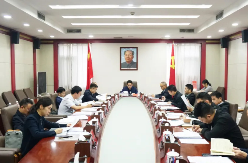 周功表主持召开县委常委会（扩大）会议