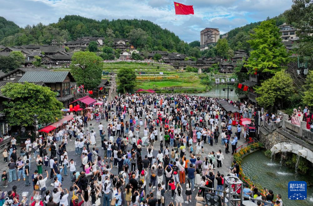 好评中国丨文旅热映经济韧性，从49.98亿人次看中国活力