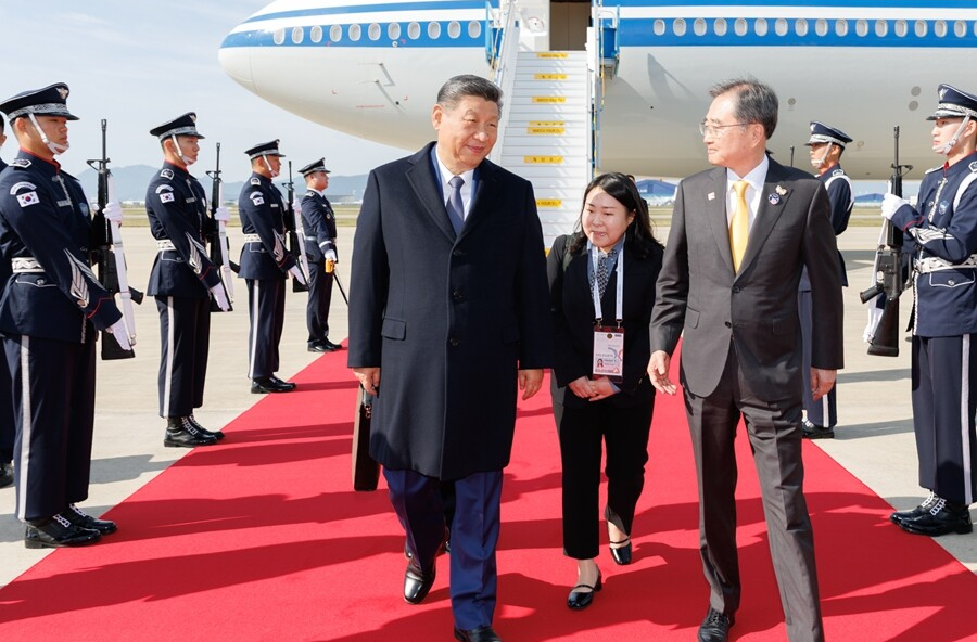 习近平抵达韩国出席亚太经合组织第三十二次领导人非正式会议并对韩国进行国事访问