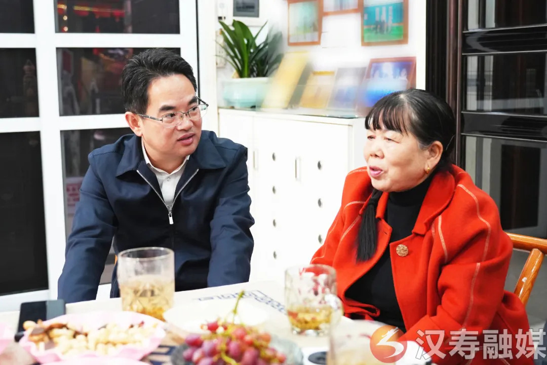 汉寿县委书记周功表看望慰问英雄航天员张陆父母