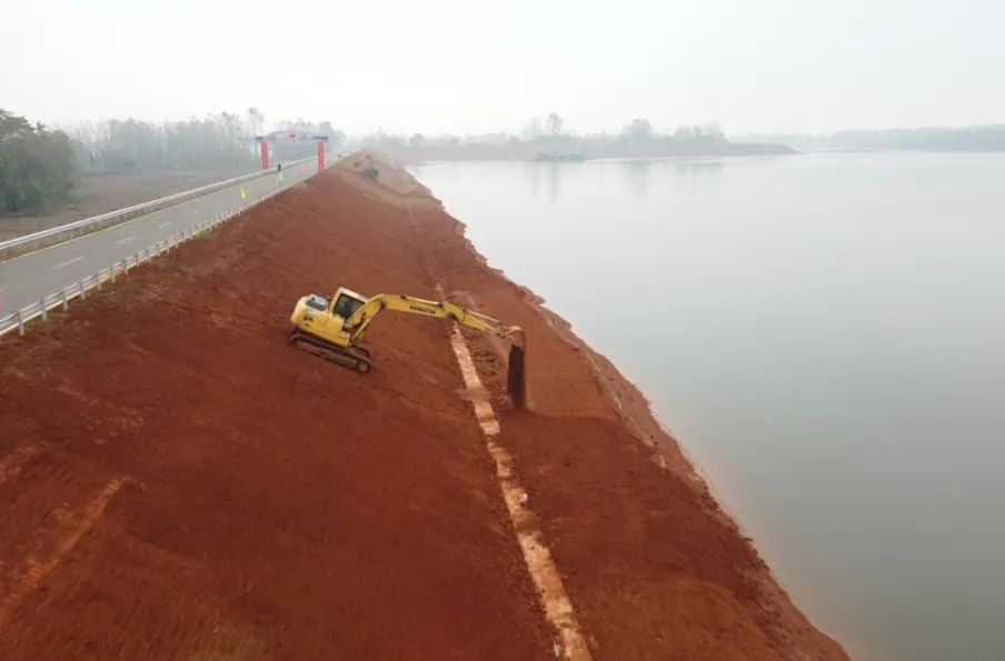 南湖撇洪河汉寿县二期治理工程施工紧锣密鼓，建成后可改善灌溉面积39.9万亩