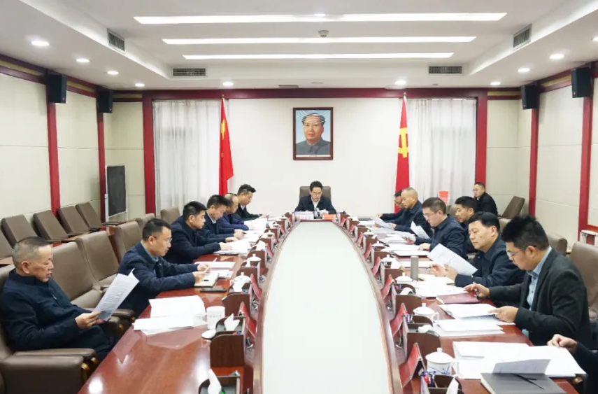 周功表主持召开县委常委会会议