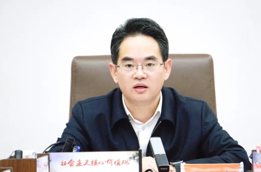 周功表主持召开县委常委会（扩大）会议