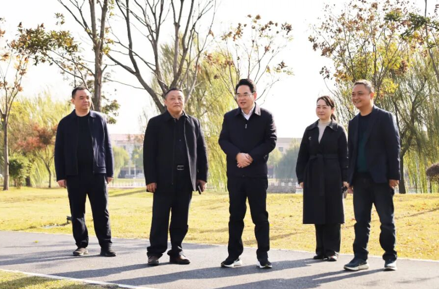 周功表调研园区企业发展和城区公园建设管理工作