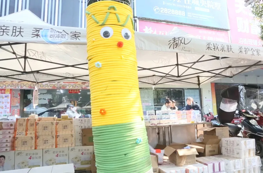 幸福汉寿 | 冬日街道换“彩衣” 汉寿迎宾路树木穿上手工“毛衣”成打卡热点