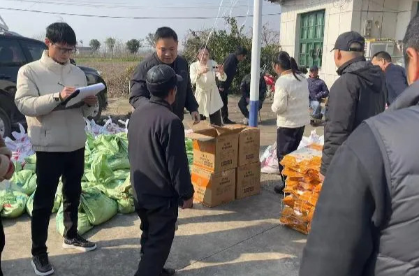 酉港镇富有村举办“情暖富有村 爱暖百姓心”主题献爱心慰问活动