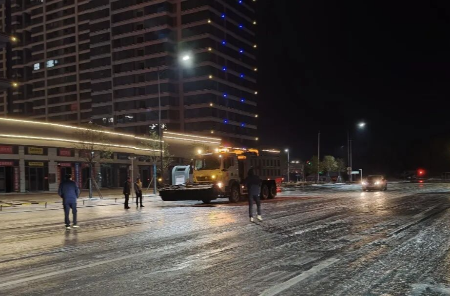寒夜破冰护学路 汉寿多部门联动筑牢校园安全防线