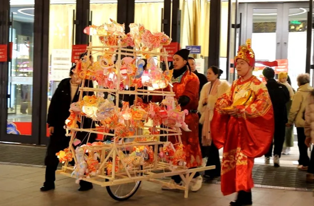 【新春走基层】汉寿万达广场：非遗手作、抓马游园、花车巡游等新春系列活动共庆佳节