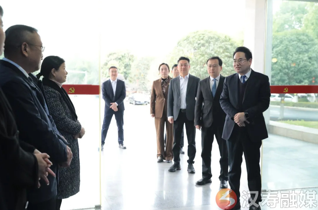 春节后首个工作日 周功表带队走访看望干部职工