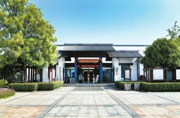 且读且评｜当丁玲与萧红相遇：无论聚散，皆为彼此的光