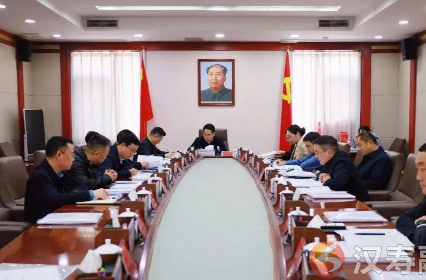 周功表主持召开县委常委会（扩大）会议