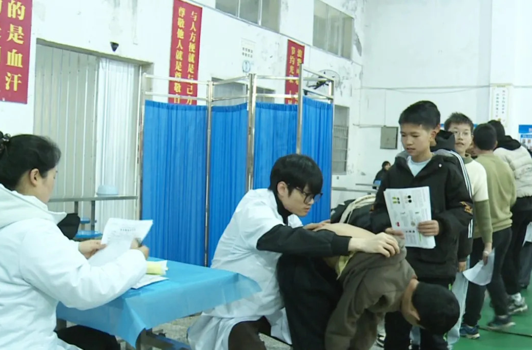 健康汉寿 | 脊柱侧弯及足部免费筛查守护青少年挺拔脊梁